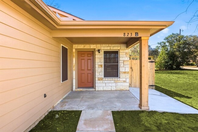 Photo - 823 N Commerce St