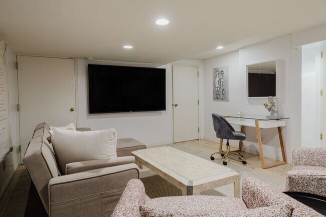 Photo - 323 E 51st St Unit ID1023423P