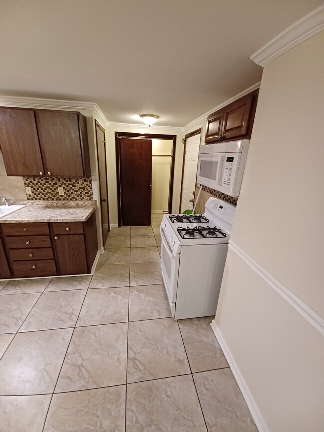 kitchen - 356 Amherst St Unit #1