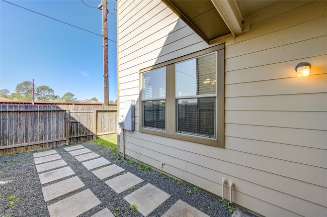 Building Photo - 8335 Hawthorn Vly Ln