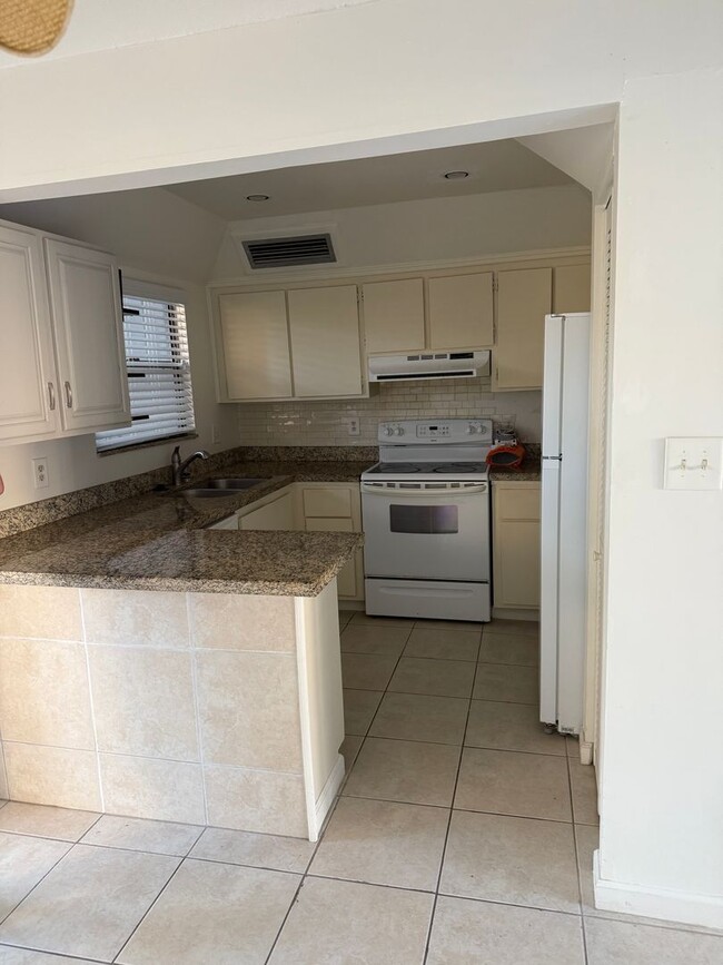 Spacious 1,226 SF Unit - 2 bd / 2 ba near ... - Spacious 1,226 SF Condo Unit - 2 bd / 2 ba near ...