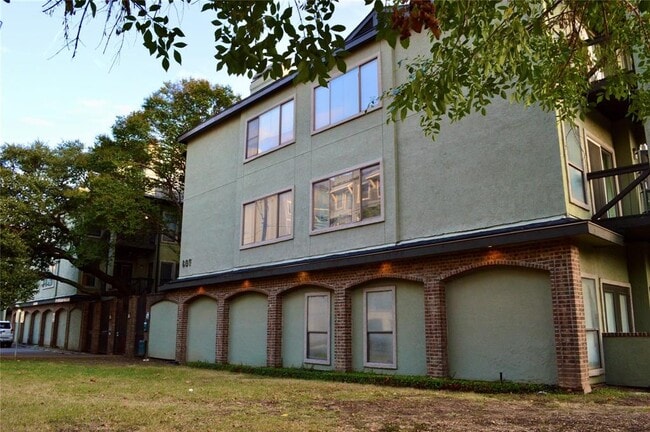 Building Photo - 807 W 25th St Unit 103