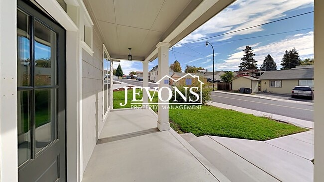 Photo - Spacious home with fully equipped kitchen and 2-car garage near Stewart Park