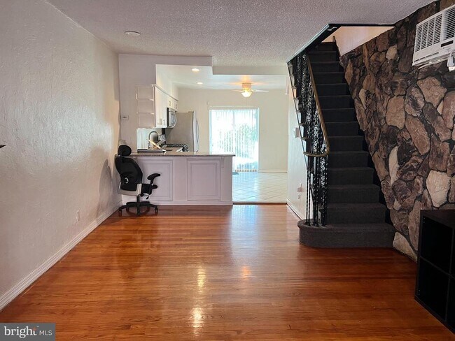 Photo - 2408 S Sartain St