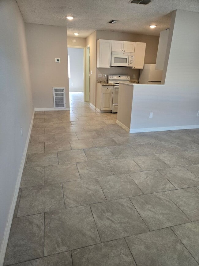Photo - Cute 1/1 in Convenient Location Unidad 1304 Melody Lane