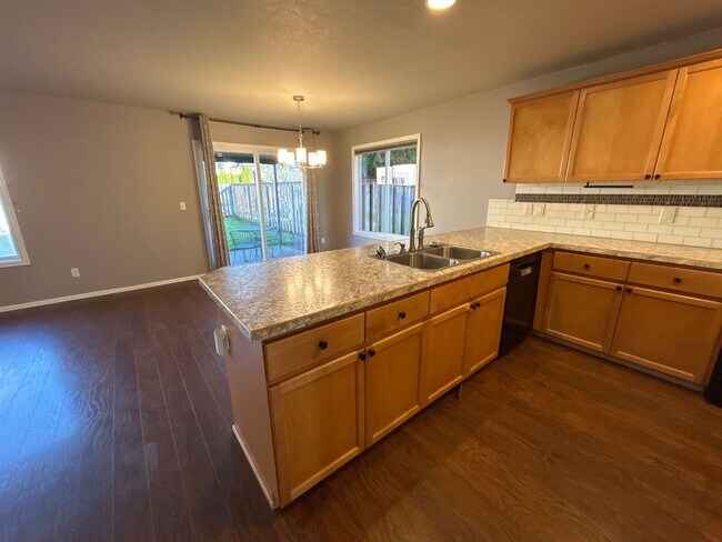 Photo - Beautiful 4 Bedroom Home in Desirable Willamette Landing!!