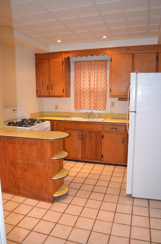 Photo - 230 W State St