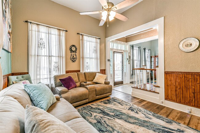 Photo - 1421 Winnie St