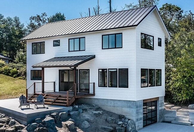 Building Photo - Stunning Holmes Harbor Home and Pet Friendly!