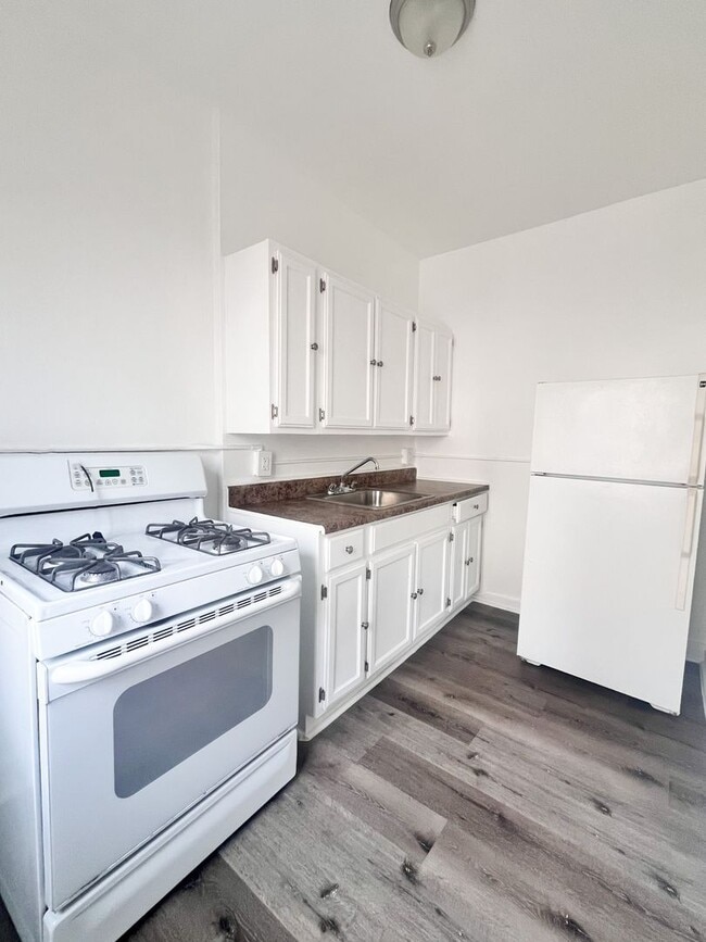 Photo - The Devon Apartments - Spacious with Beaut...