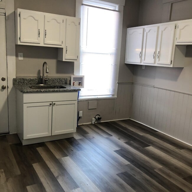 Photo - 2327 Duncan St