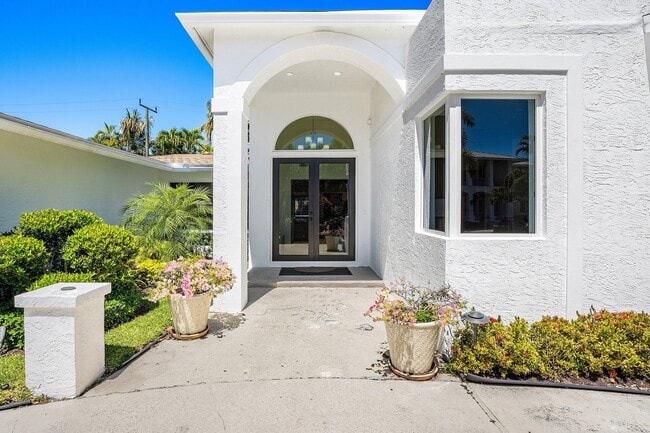 Photo - 735 NE 6th St