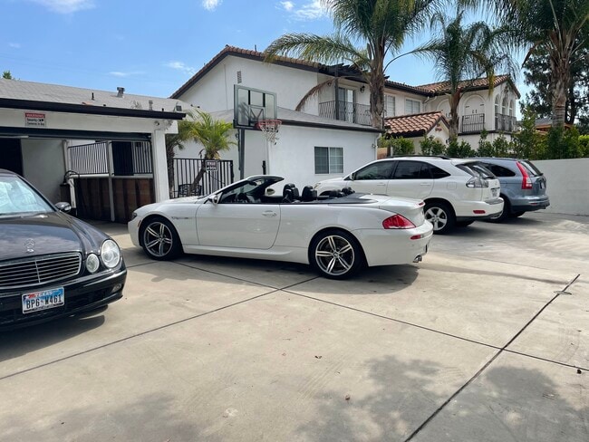 Building Photo - 12619 Emelita St Unit Front Geust House