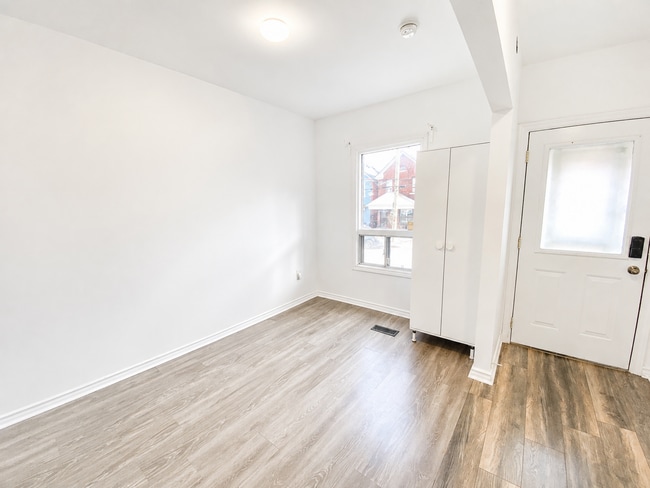 Photo - 227 Catharine St N