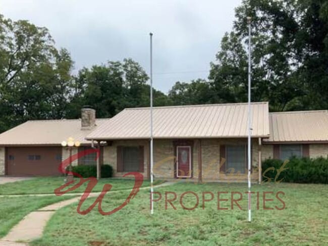Building Photo - Spacious 3 bedroom 2 bath with lots of par... Rental