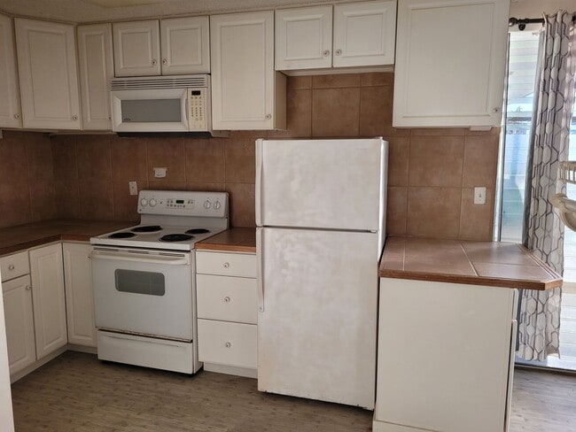 Photo - Great Location! Studio, 1 bath, 1 pkg w/Lanai. 300sqft unit . $1600