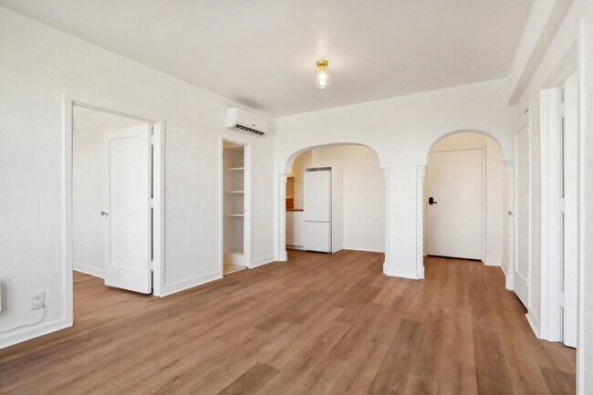 Building Photo - 26 E 14th St Unit 504