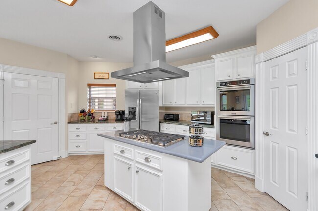 1730 Lakeshore Dr
