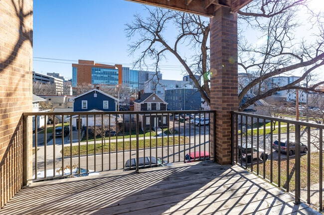 1BD, 1BA - 700SF - Balcony