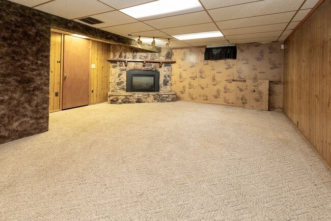 Photo - Extremely sharp 3BR house in Bloomington  Central air.  Washer/dryer.