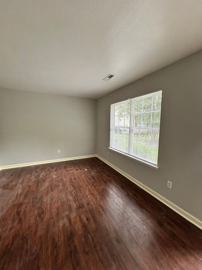 Photo - Charming 2 Bed, 1 Bath, 1 Car Garage, Covered Patio in Private Neighborhood!