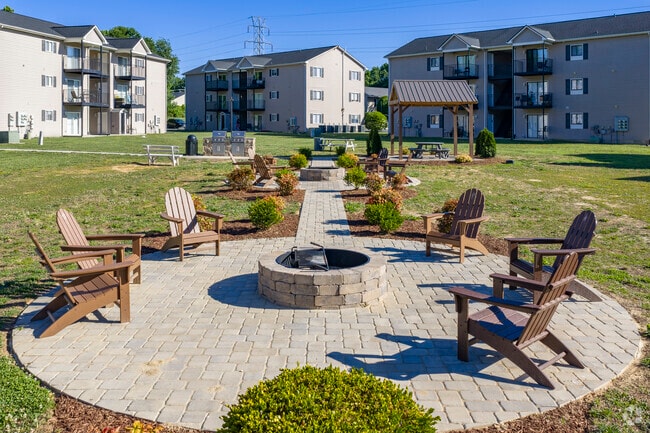 Building Photo - Colonial Village