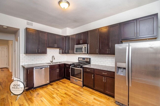 Building Photo - Beautiful spacious apartment in Humboldt Park! Unit 3F