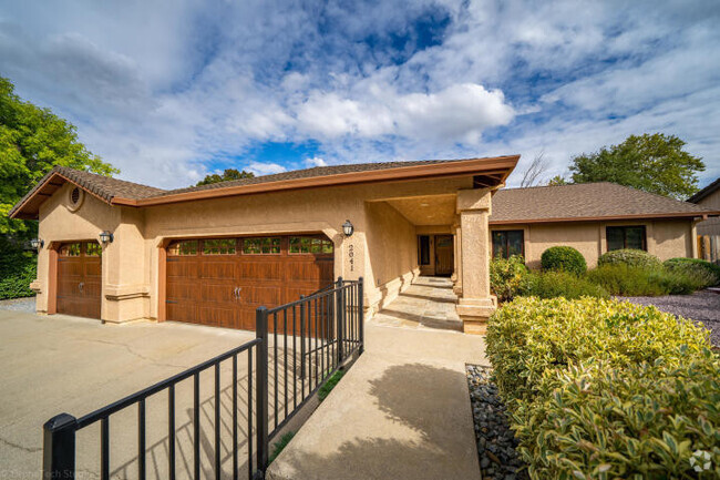 Building Photo - Gorgeous Mary Lake Home!