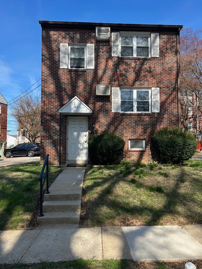 Building Photo - 657 Childs Ave Unit 1st Floor