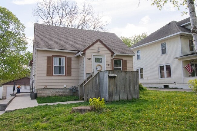 Building Photo - Close to Downtown Location with Fenced Yard