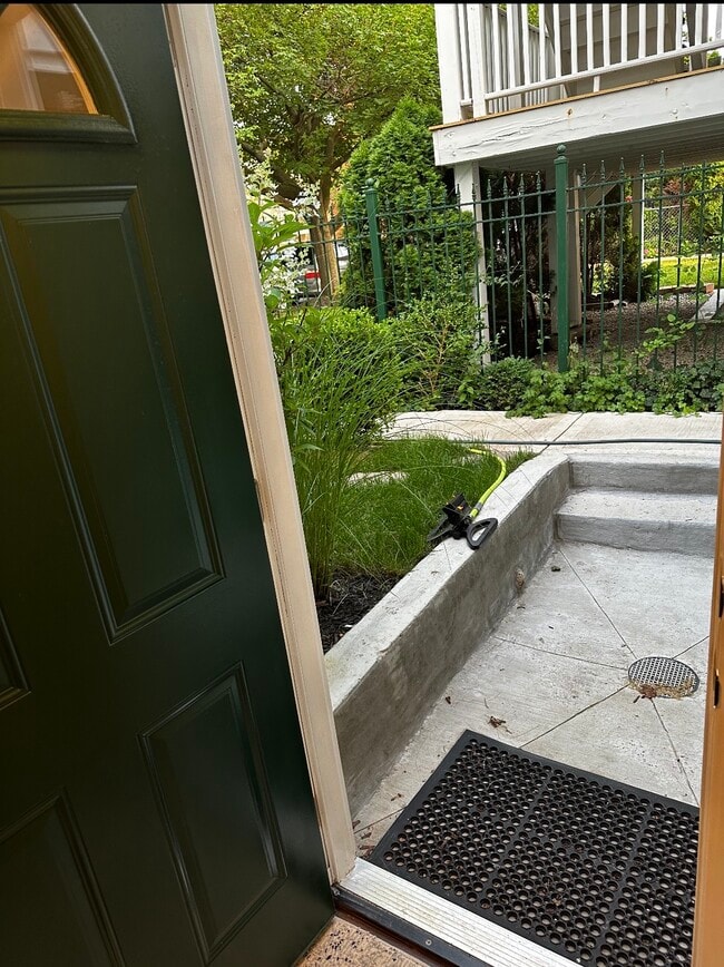 Front entrance - 4618 N Karlov Ave Unit 1