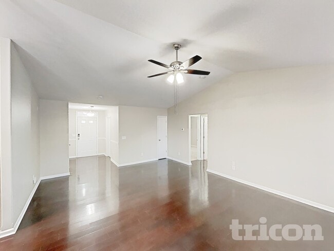 Photo - 548 Lake Way