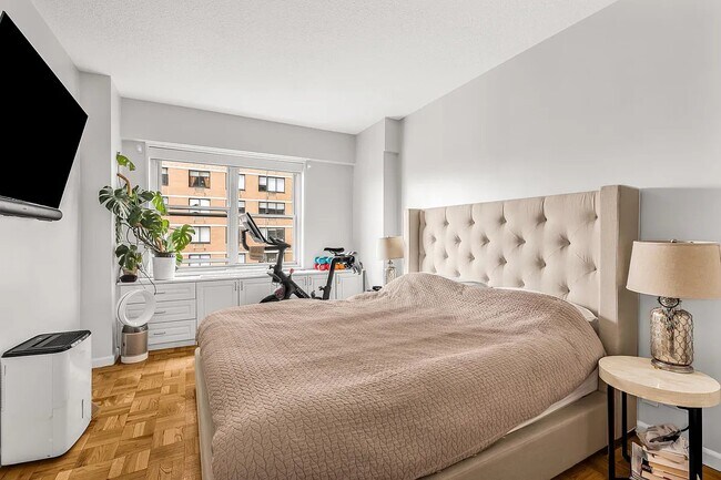 Building Photo - 60 E 8th St Rental