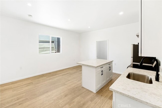 Photo - 1375 N Mentor Ave Unidad A