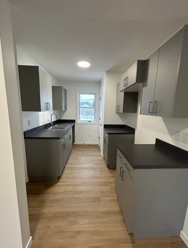 Photo - 764 Athol St