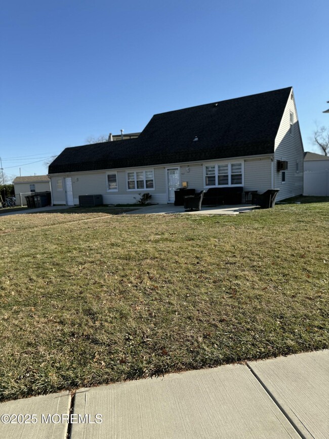 Building Photo - 987 Woodgate Ave