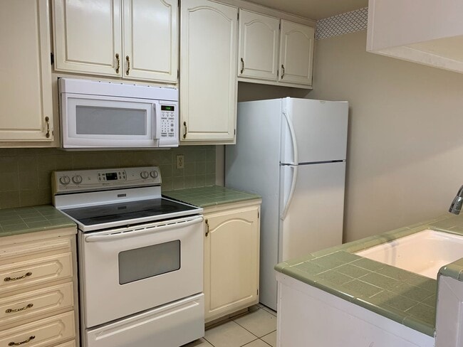 Photo - ONLY $1,500 PER MONTH FOR THIS SUPER CUTE , SPACIOUS 2 BEDROOM / 1 BATHROOM CONDO CENTRALLY LOCAT...