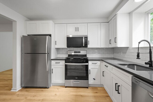Photo - MOVE IN READY! FULLY RENOVATED 2-BEDROOM I... Unidad Apartment C