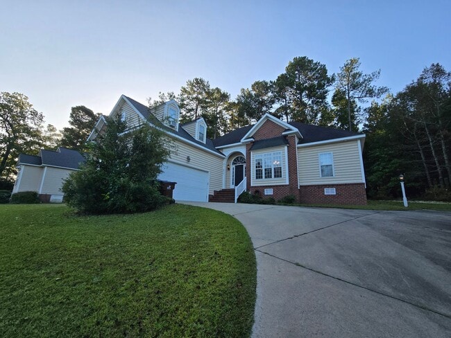 Building Photo - NEW LISTING!!