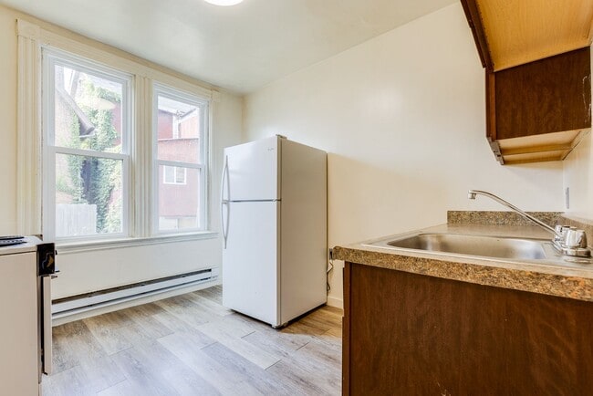 Photo - 19 - 709-711 Industry Unidad 709 Industry St. Apt. 1