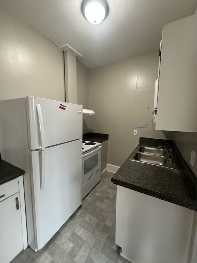 Photo - 126 E College St