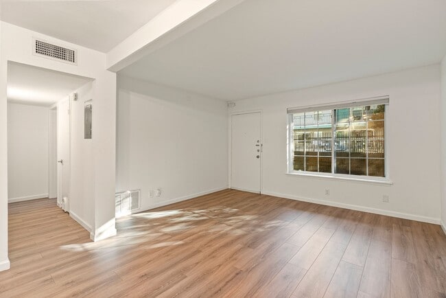 Photo - Beautiful 2 bedroom, 1 bathroom Condo in B...