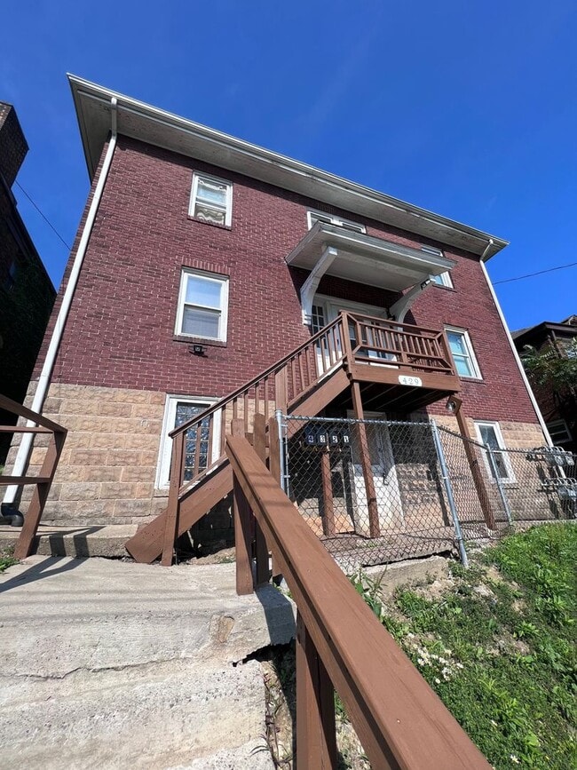 Building Photo - Cozy 1BR apartment now available! Unit 429 Hays Ave Apt2