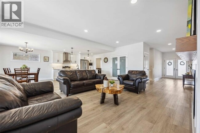 Photo - 640 Sweetbay Cres