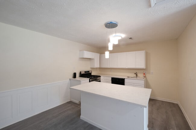 Photo - 85 Delmoor Dr NW