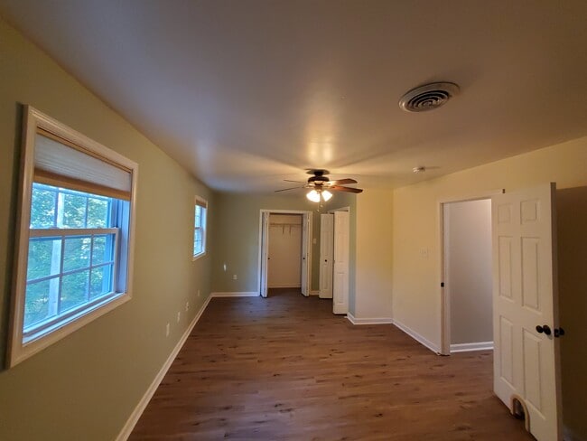 Building Photo - Triplex Unit B