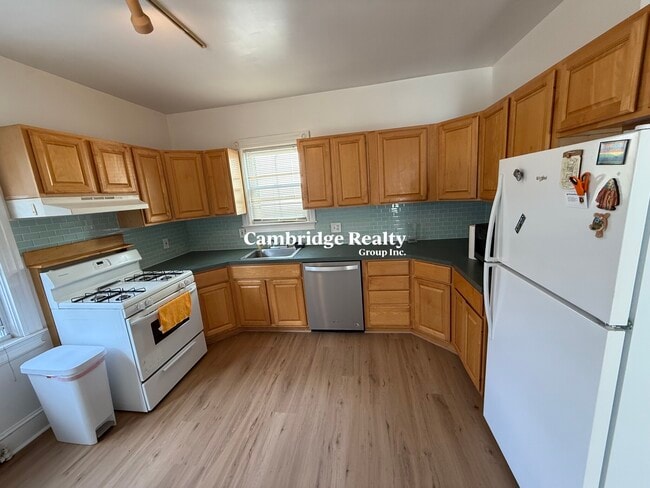 Building Photo - 42 Holyoke Rd Unit 2 Rental