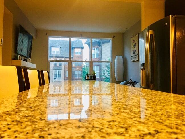 Gran suite comercial en el primer piso - 1410 Wheyfield Dr