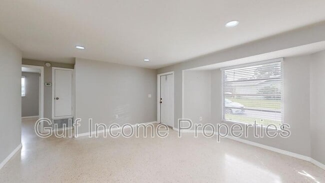 Photo - 621 21st St W