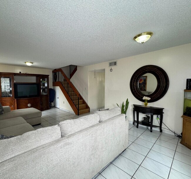 5240 W 24th Ct